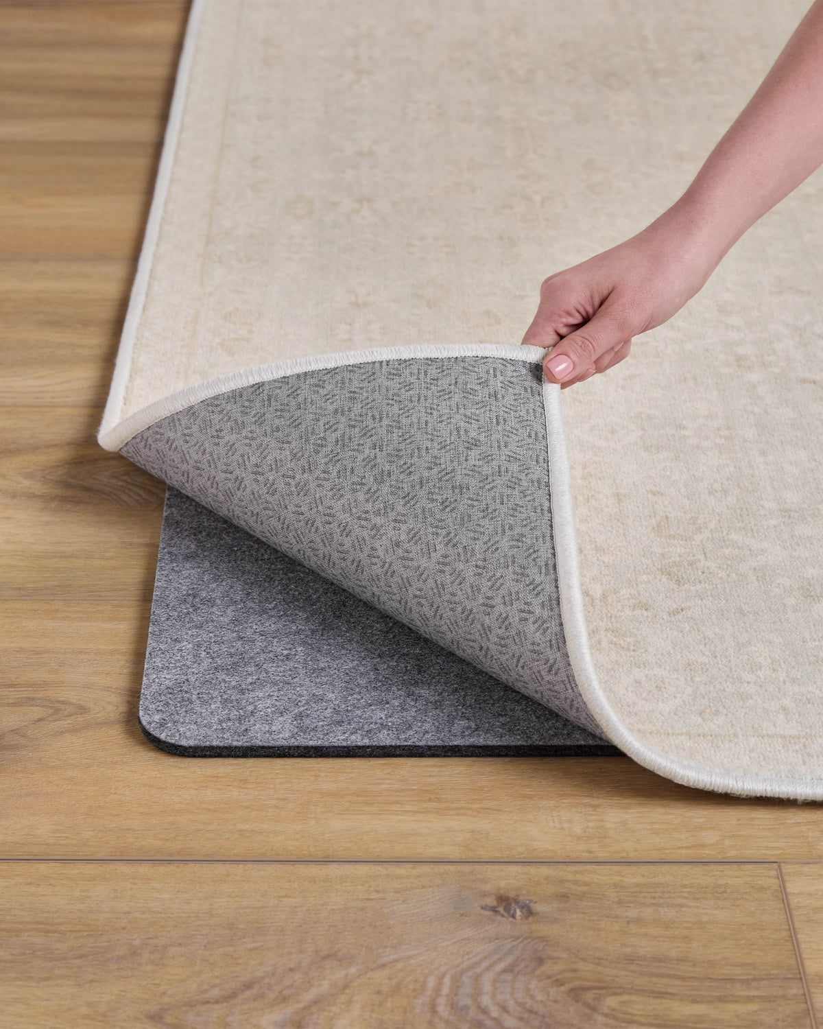 Sous-tapis antidérapant moderne et pratique avec endos rembourré adhérent de 3 mm pour le salon et la chambre à coucher