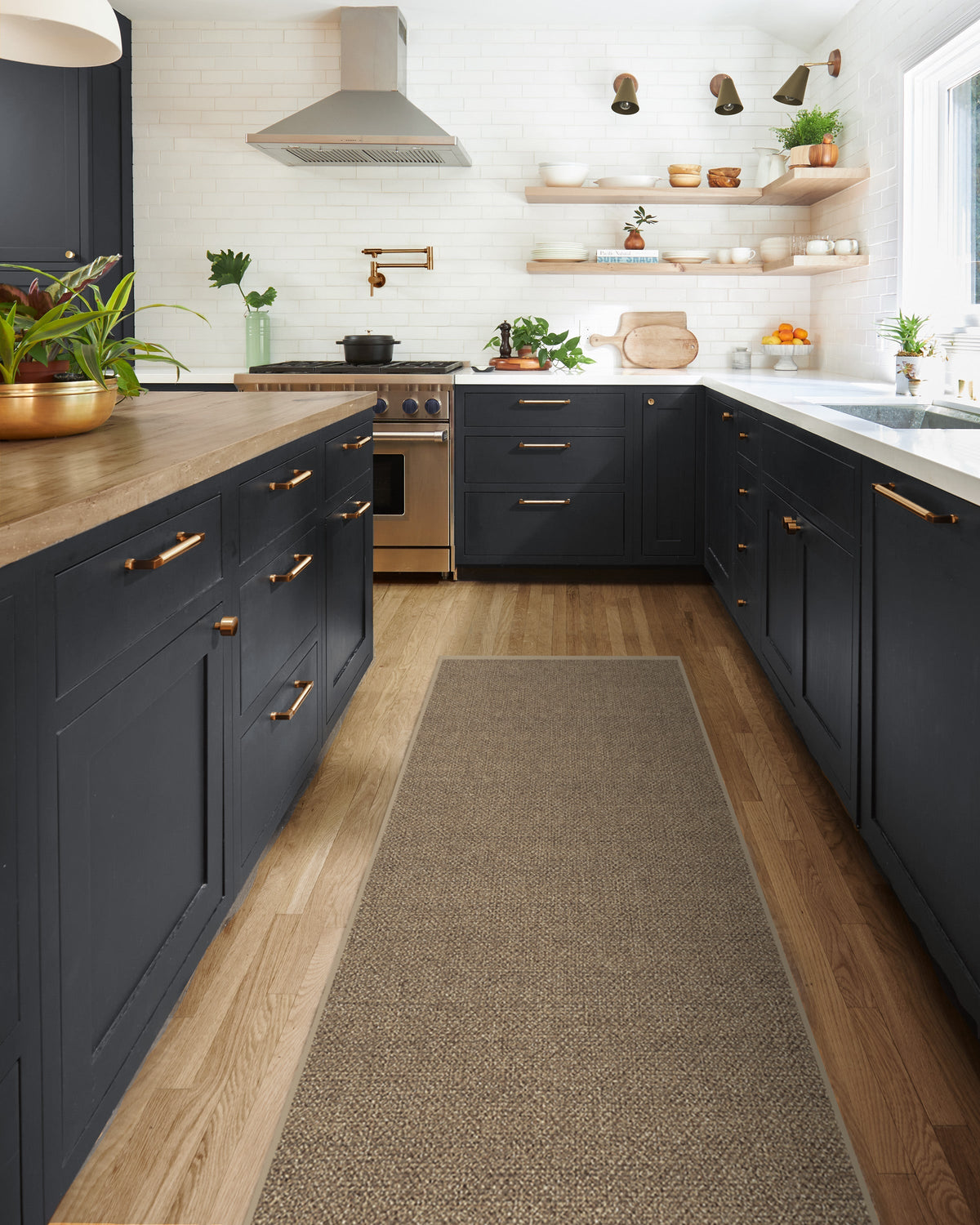 Tapis plat tissé en polyester recyclé, naturel et rustique, avec une texture unie aspect jute sable pour salon et chambre à coucher
