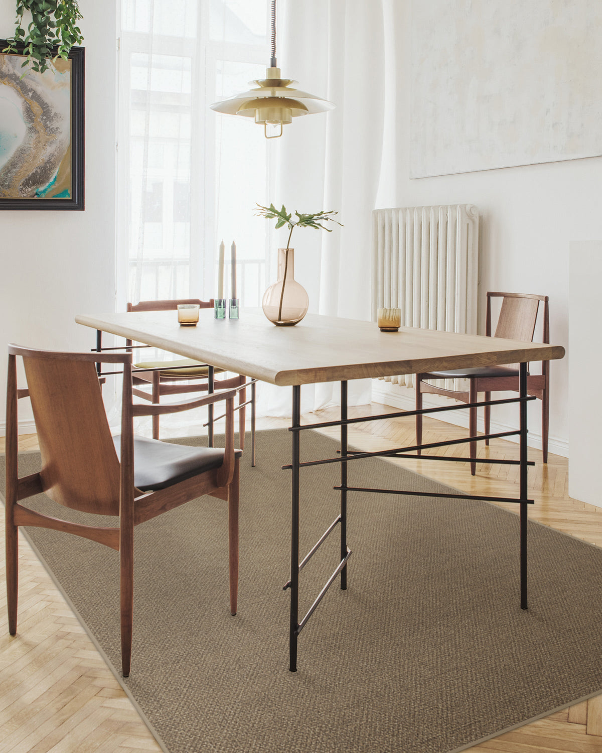 Tapis plat tissé en polyester recyclé, naturel et rustique, avec une texture unie aspect jute sable pour salon et chambre à coucher