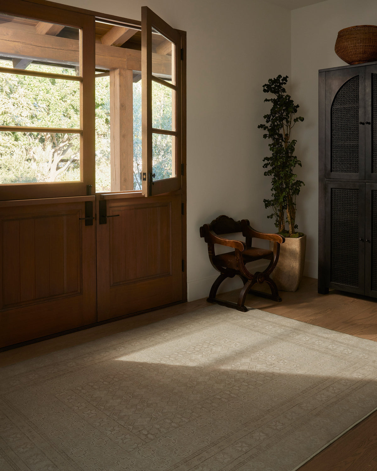 Tapis plat européen vintage avec motif vieilli lavable beige et ivoire inspiré des cafés, pour le salon et la chambre à coucher