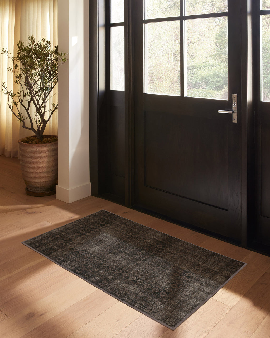 Tapis européen vintage tissé plat à motif carreaux noirs délavés lavables inspiré des cafés, pour salon et salle à manger