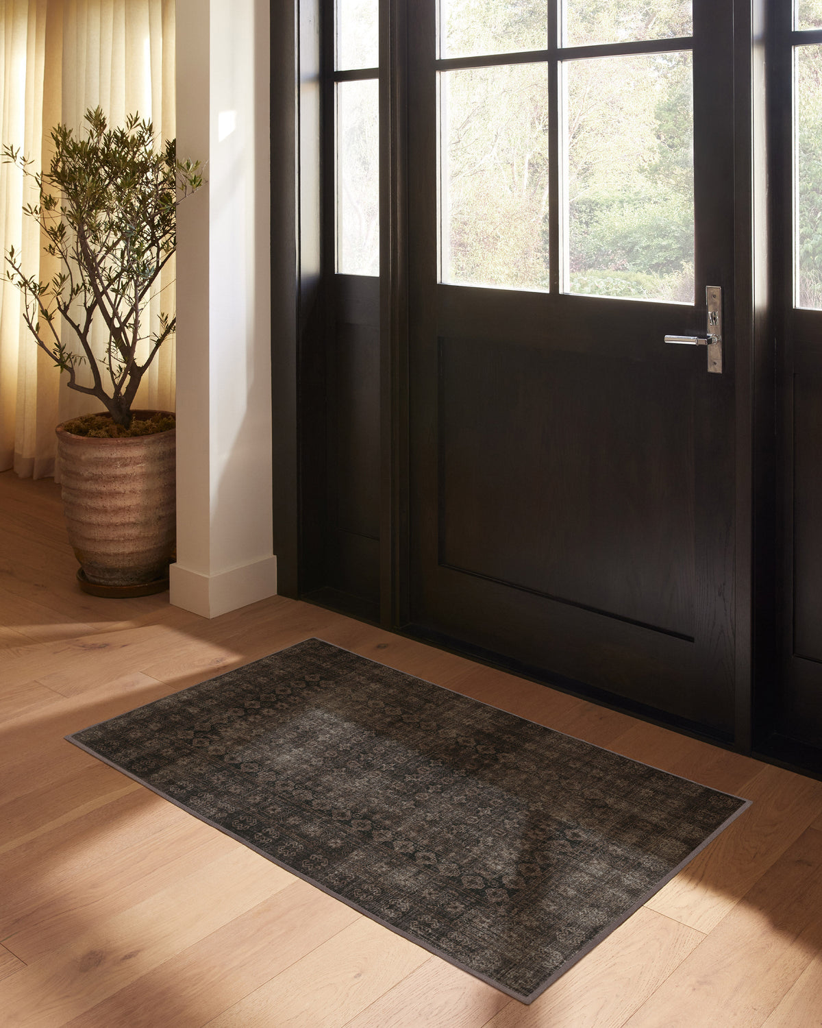 Tapis européen vintage tissé plat à motif carreaux noirs délavés lavables inspiré des cafés, pour salon et salle à manger