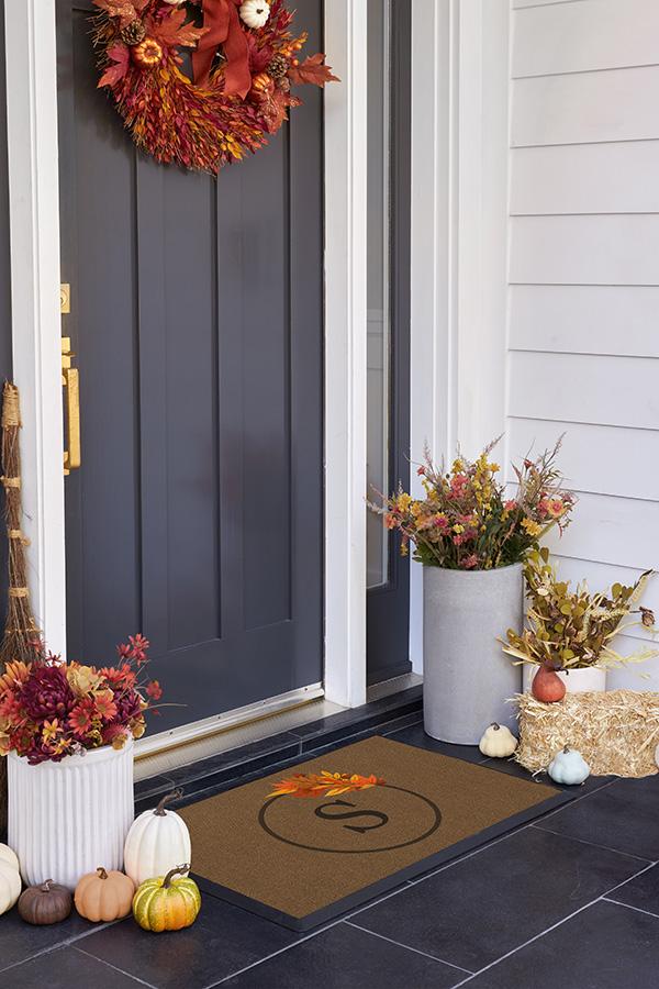Paillasson lavable de saison d'automne avec bordure monogrammée de feuilles d'automne pour entrée et porche