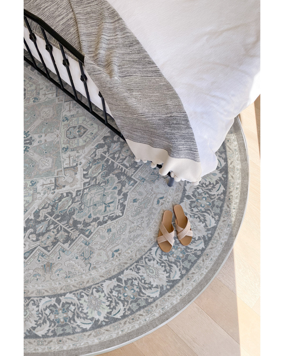 Tapis tissé plat persan classique avec médaillon surdimensionné neutre pour salon et bureau