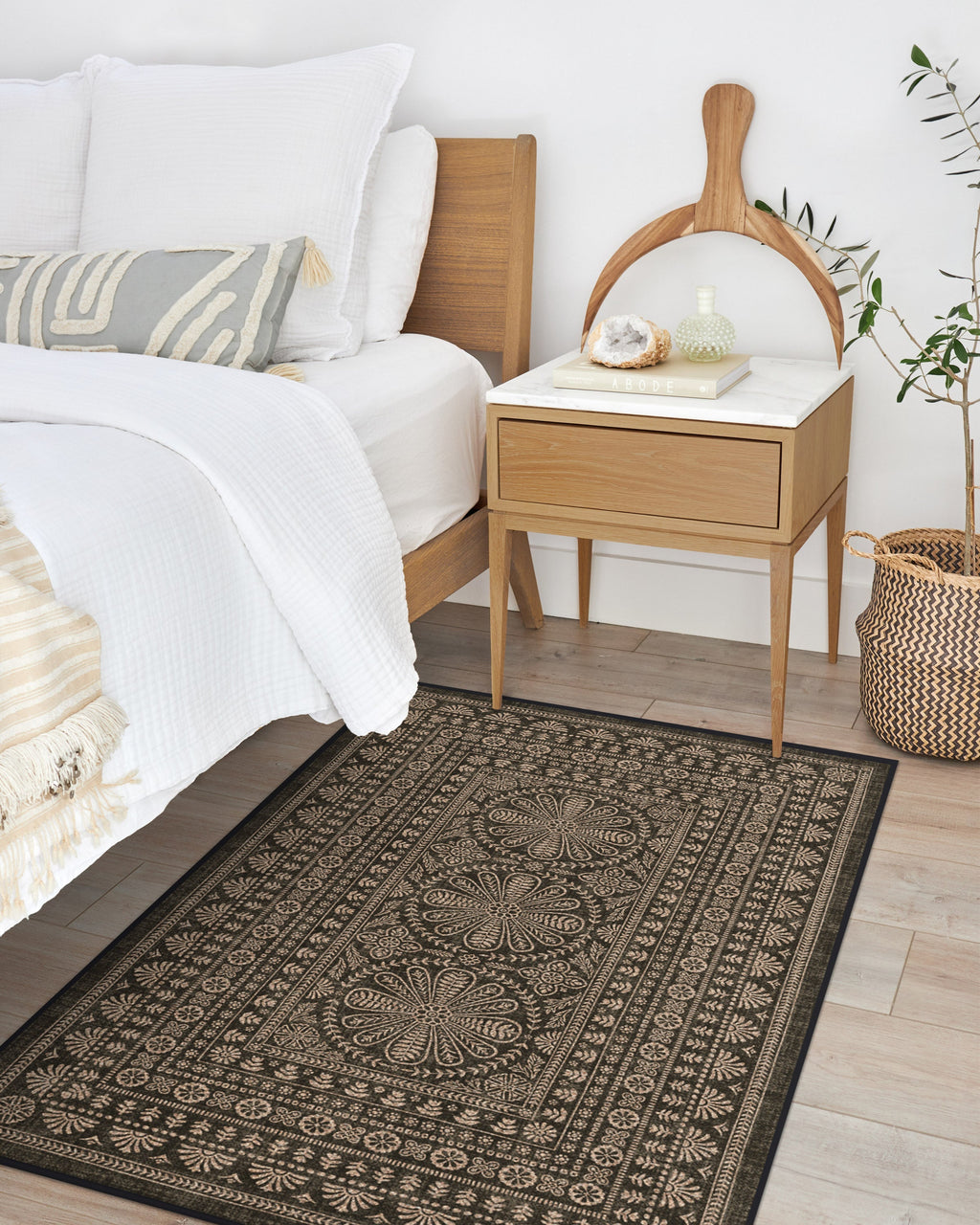Tapis plat traditionnel en polyester recyclé, tissé à la main, avec bordure florale noire et texture jute, pour salon et bureau
