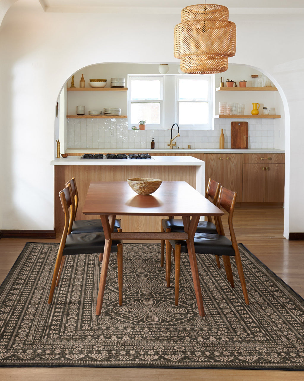 Tapis plat traditionnel en polyester recyclé, tissé à la main, avec bordure florale noire et texture jute, pour salon et bureau