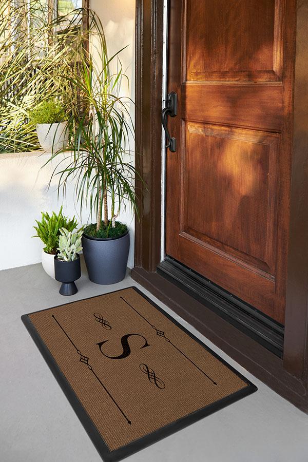Paillasson lavable simple et personnalisé avec motif initial audacieux pour entrée et porche