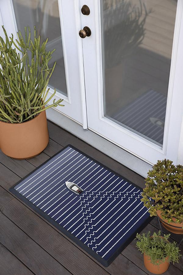 Paillasson lavable Coastal Nautical avec motif de voilier ombré bleu pour l'entrée et le porche